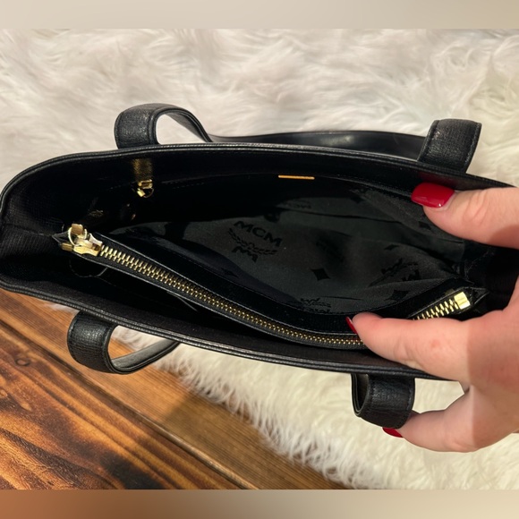 MCM Bucket Bag - Picture 9 of 11